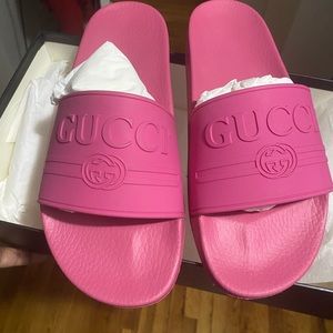 Gucci fuchsia pursuit slide sandals